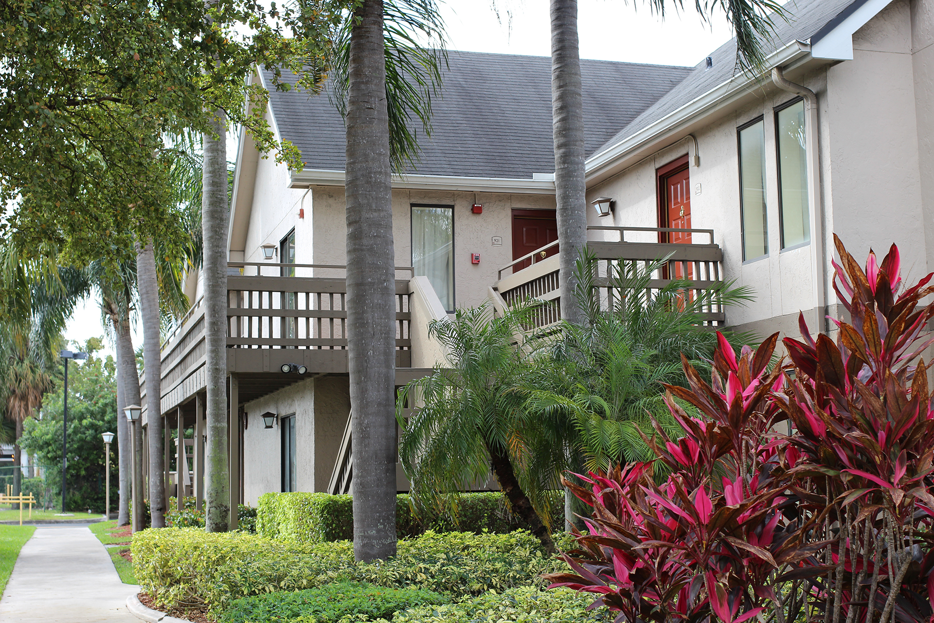 Doral Inn Building with foliage