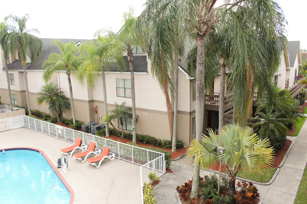 Doral Inn exterior Courtyard with pool